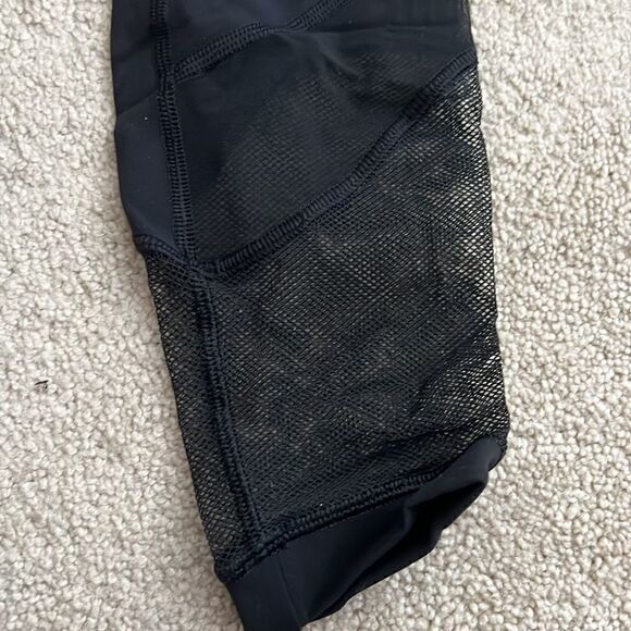 Lululemon size 2 legging features mesh - Picture 2 of 5